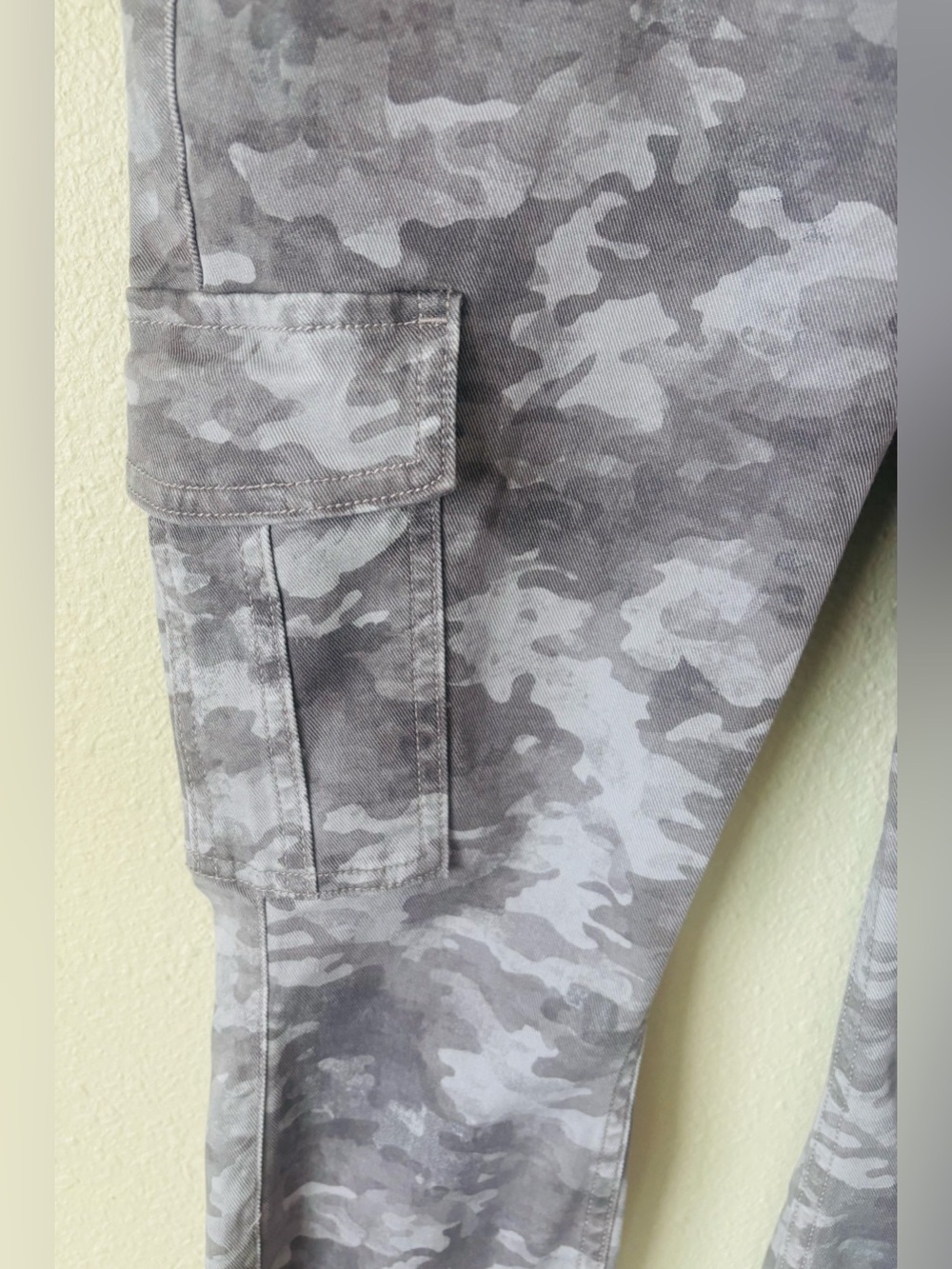 Spanx Stretch Twill Ankle Cargo Pants Stone Wash Camouflage Print Size: Medium - Picture 4 of 6